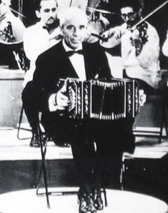 Osvaldo Fresedo con su bandoneón
