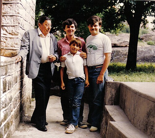 Atahualpa Yupanqui con su nieto Emiliano Chavero, Juan Carlos Chebez y Claudio Bertonatti en Cerro Colorado, Córdoba (enero de 1985).
