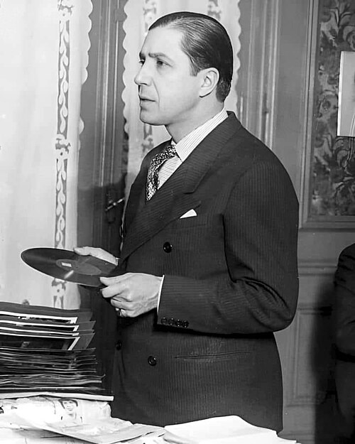Carlos Gardel — Carlos Gardel en 1933 en su casa de la calle Jean Jaurès 735 del barrio del Abasto.