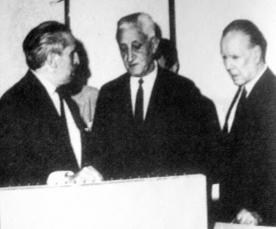 Jorge Luis Borges con el presidente Arturo Illia en la Casa Rosada