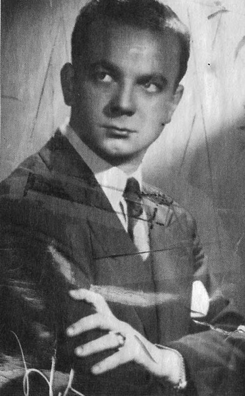 Astor Piazzolla — Piazzolla posa para la cámara en un estudio fotográfico.