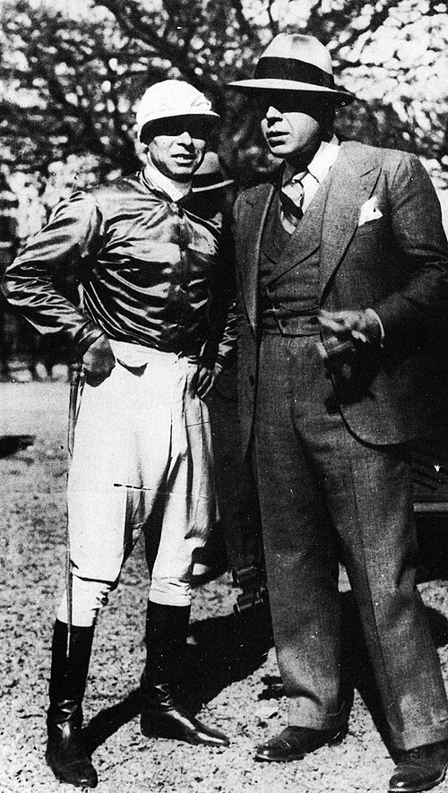Carlos Gardel — Jockey uruguayo Ireneo Leguisamo junto a Carlos Gardel en el Hipódromo de Palermo, Buenos Aires