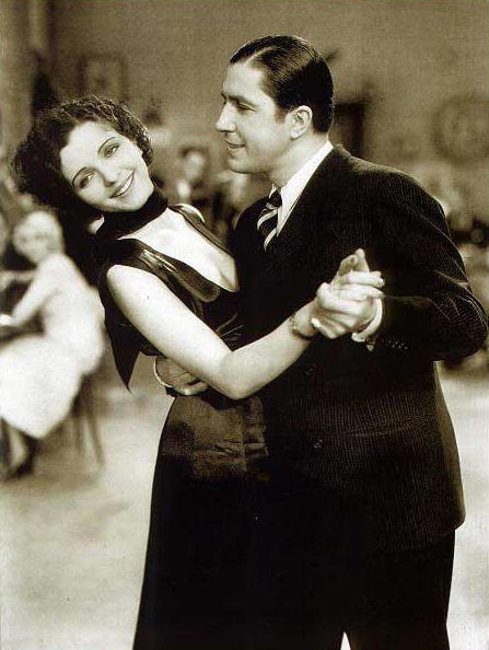 Carlos Gardel — Mona Maris y Carlos Gardel en la película Cuesta Abajo (1934)