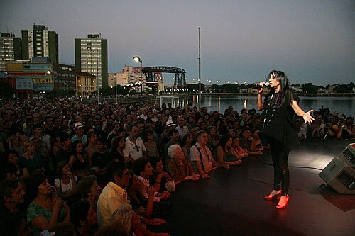 Adriana Varela cantando en La Boca, Buenos Aires, 2011. Foto: Estrella Herrera