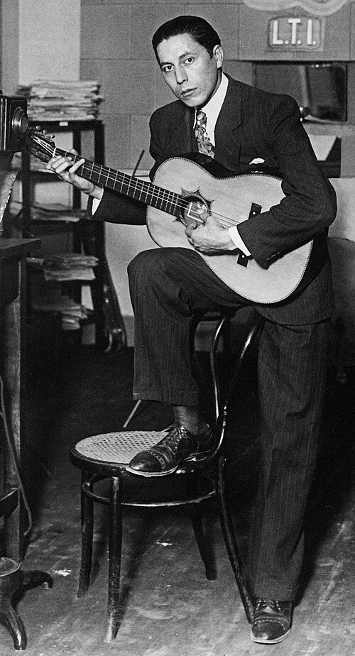 Atahualpa Yupanqui en Radio del Litoral durante una sesión de grabación, con su guitarra.