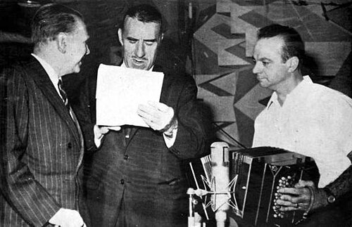 Astor Piazzolla — Piazzolla junto a dos personalidades en 1965, portando su característico bandoneón