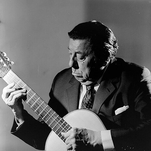 Atahualpa Yupanqui con su guitarra. Fotografía de estudio de época.