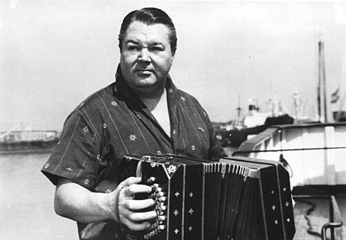 Aníbal Troilo — Aníbal Troilo con su bandoneón