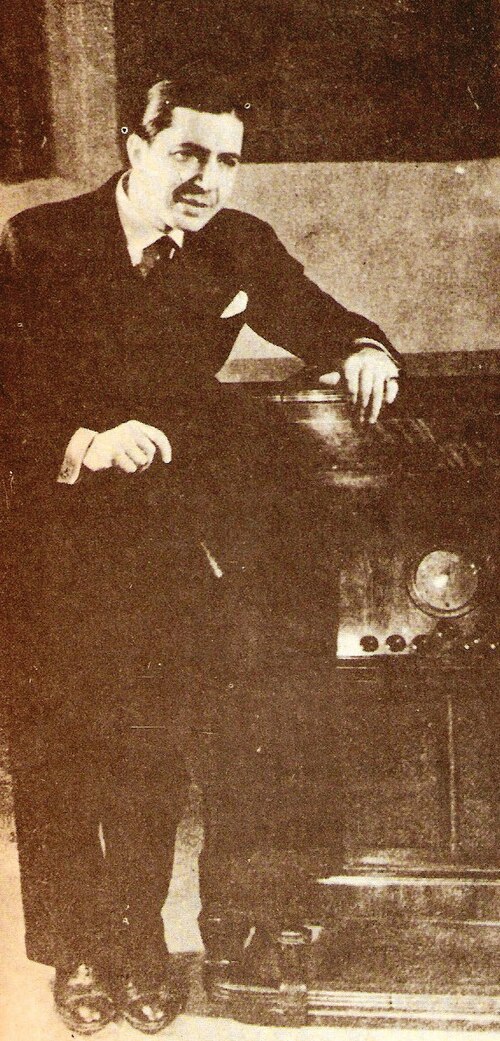 Carlos Gardel — Carlos Gardel escuchándose a sí mismo en una victrola.