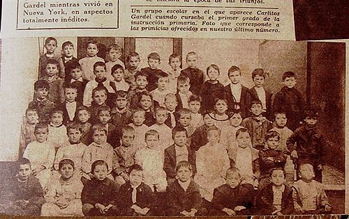 Carlos Gardel — Carlos Gardel (señalado) con sus compañeros de escuela primaria. Foto proporcionada por Berta Gardes y publicada en 1936.