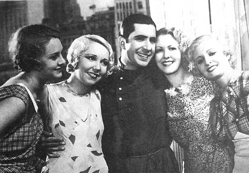 Carlos Gardel — Gardel durante una pausa en el rodaje de la película "Rubias de New York".