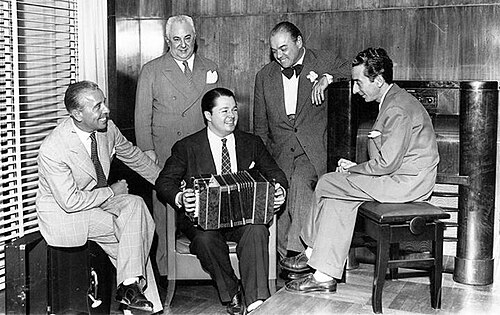 Aníbal Troilo — Aníbal Troilo (centro, con bandoneón) junto a Osvaldo Fresedo, José Razzano, Francisco Canaro y Enrique Santos Discépolo en 1944.