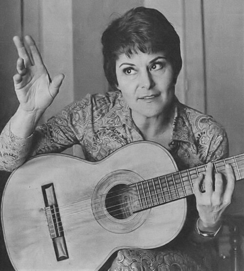 Eladia Blázquez — Eladia Blázquez, compositora argentina, posando con su guitarra